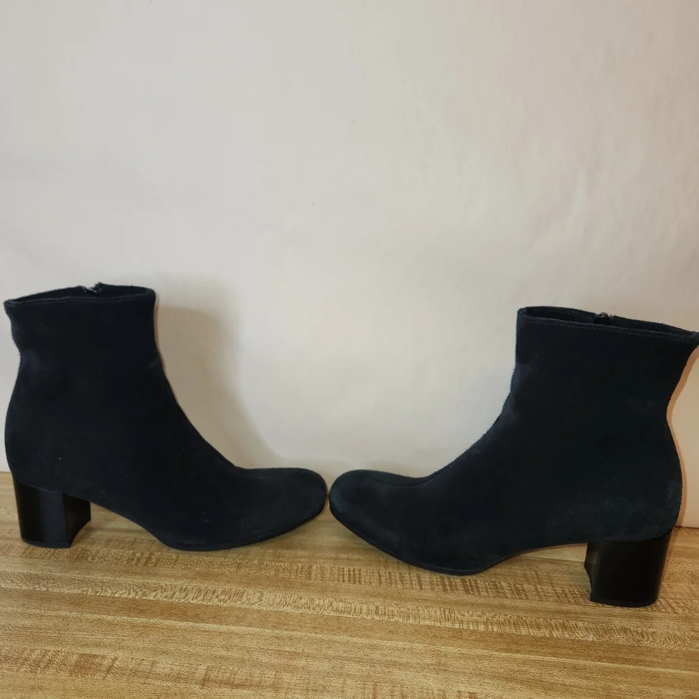 LA CANADIENNE Janella Suede Block-Heel Bootie, Black, size 7M